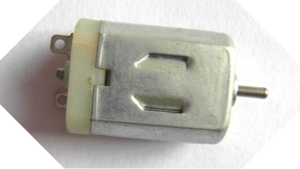 玩具直流小電機(jī)上的104的小電容有什么作用？為什么加瓷片電容？深圳小電機(jī)廠家為您揭秘: